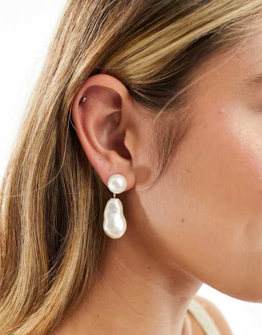 DesignB London - Boucles d'oreilles pendantes avec perles irrégulières  