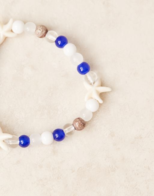DesignB London - Bracciale color crema e blu con perline e charm a forma di stella marina, 2 di 3