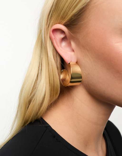 DesignB London - Brede gebogen oorringen in goud