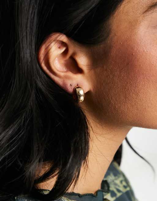 DesignB London - Brede huggie oorbellen in goud 