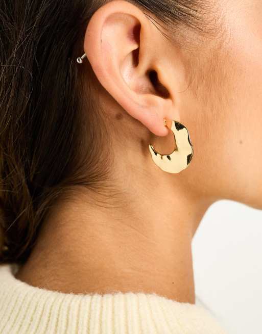 DesignB London – Breite Creolen in Gold mit geschmolzenem Design