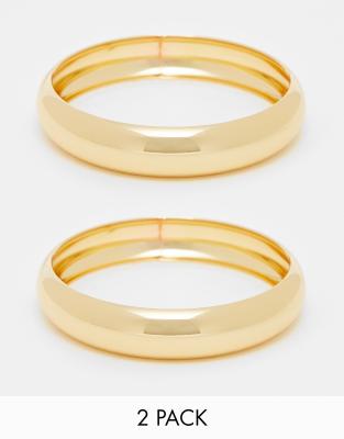 DesignB London – Breite, goldfarbene Armreifen im 2er-Set 