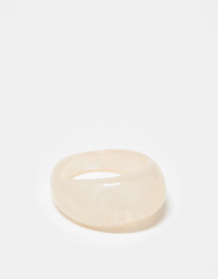 DesignB London – Breiter Ring aus Kunstharz in Creme - view 1