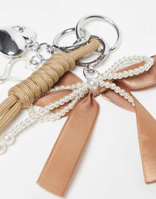 DesignB London - Charm per la borsa marroni con fiocco in perle e cordino, 2 di 3
