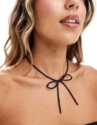 DesignB London - Choker-Halskette in Schwarz mit Schleifendesign und Perlenbesatz