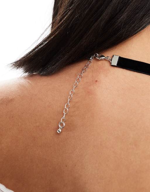 DesignB London – Choker-Halskette mit Kordel und Blumenanhänger in Silber , 2 von 4
