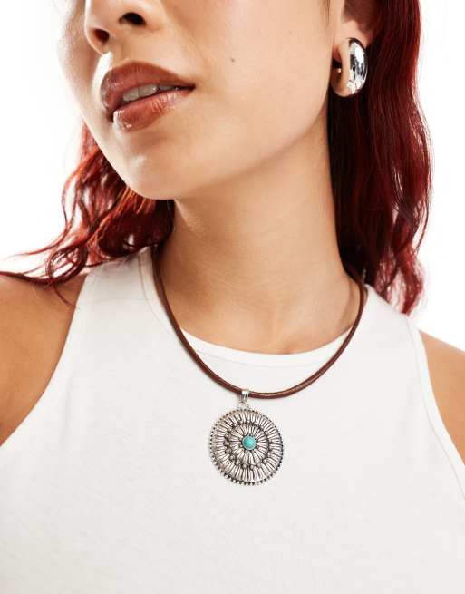 DesignB London - Choker-snorhalskæde med sølvfarvet skivevedhæng i boho-stil 