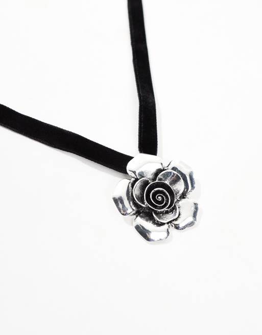 DesignB London – Chokerhalsband i manchester med silverfärgat blomhänge , 3 av 4