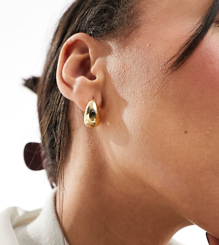 DesignB London chubby huggie hoop earrings in gold