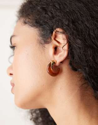 DesignB London chunky resin hoop earrings in brown and molten gold - view 1