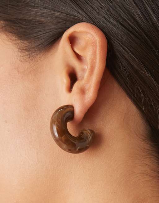 DesignB London chunky resin hoop earrings in brown, 3 of 3
