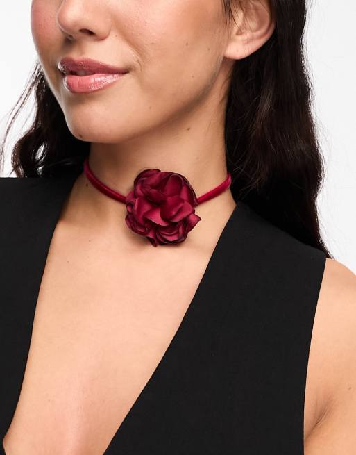 DesignB London – Ciemnoczerwony naszyjnik choker ze wstawką w kształcie róży 
