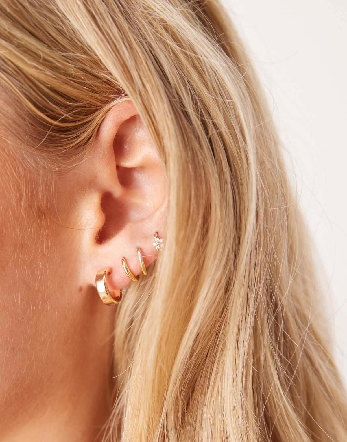 DesignB London classic huggie hoop earrings in gold