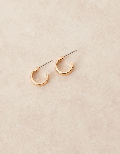 DesignB London classic huggie hoop earrings in gold, 3 of 3