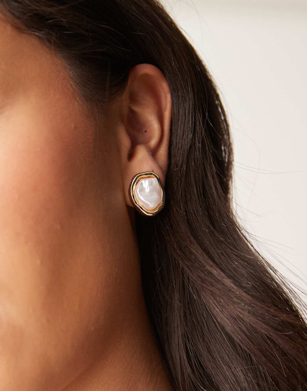 DesignB London claw set earrings with pearl in gold