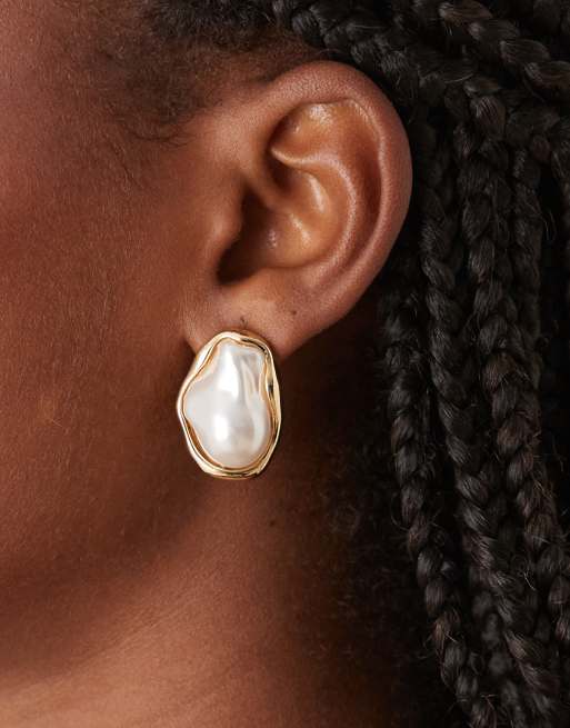 DesignB London claw set pearl stud earrings in gold, 2 of 3