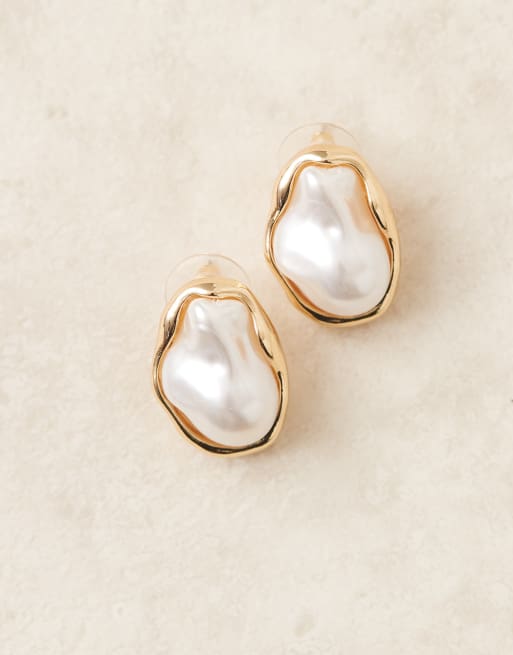 DesignB London claw set pearl stud earrings in gold, 3 of 3