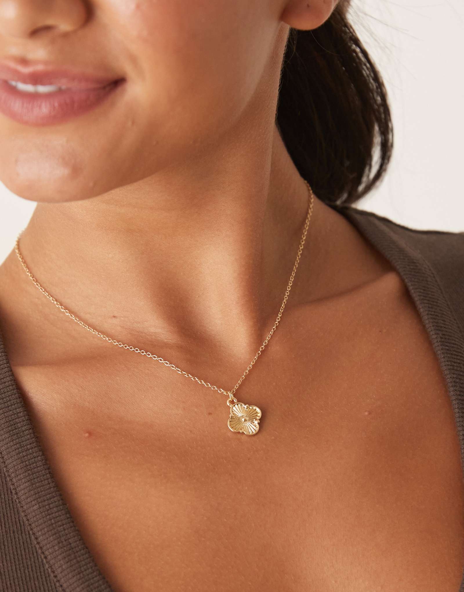 Дизайнерское ожерелье с подвеской в виде лондонского клевера золотого оттенка