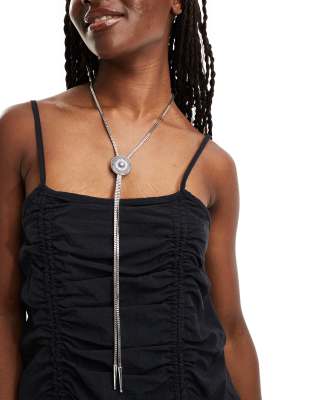DesignB London - Collana color argento con ciondolo western e dettagli effetto laccio 