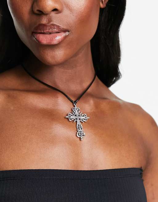 DesignB London - Collana color argento con cordino e ciondolo a croce