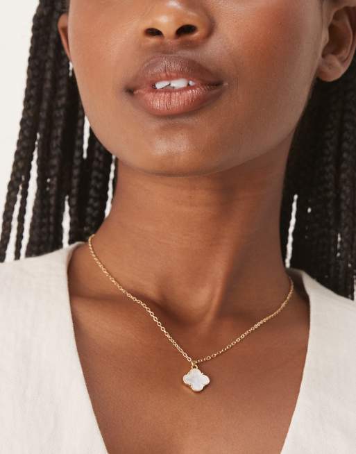 DesignB London - Collana color oro con pendente a forma di quadrifoglio con pietra bianca