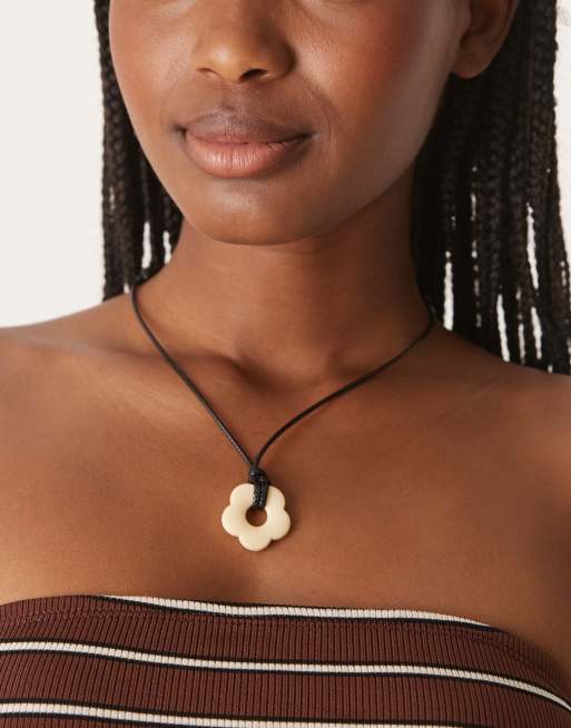 DesignB London - Collana in corda con ciondolo in resina color crema