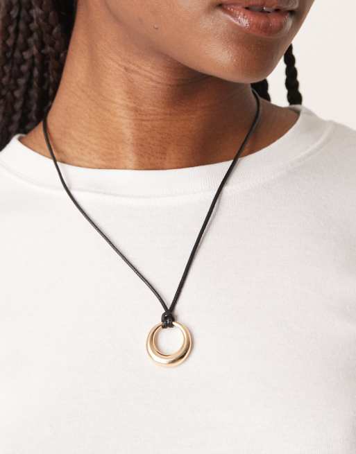 DesignB London - Collana in corda con pendente color oro bombato