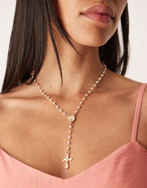 DesignB London - Collana lariat color oro con perle e pendente a croce