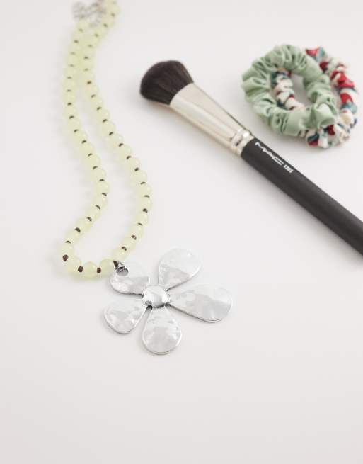 DesignB London - Collana statement con ciondolo a forma di fiore argentato e perline neutre, 2 di 4