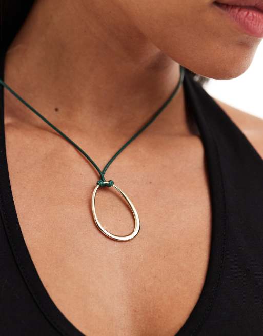 DesignB London - Collarino con cordino e ciondolo circolare color oro 
