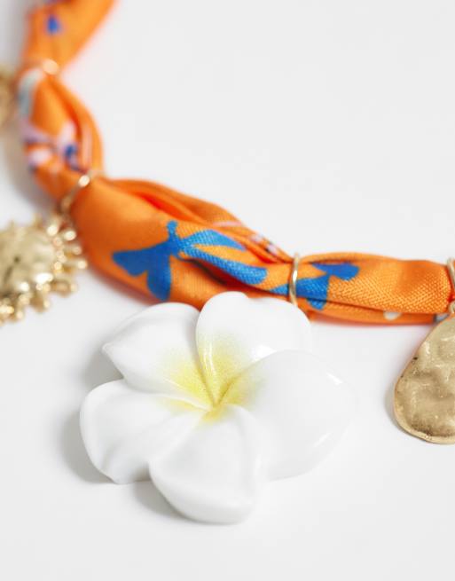 DesignB London - Collier foulard avec breloques estivales - Orange/doré, 4 de 4