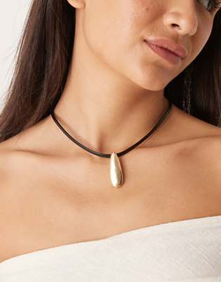 DesignB London cord necklace with teardrop pendant in gold