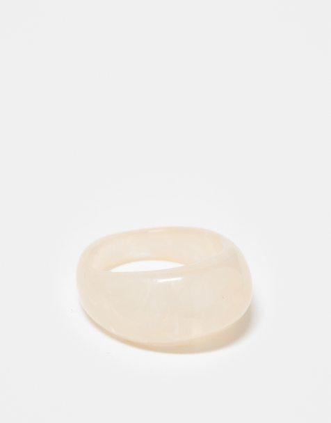 DesignB London - Cremehvid chunky ring i resin - view 1