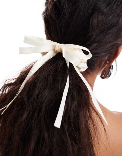 DesignB London - Cremehvid sløjfe-scrunchie i satin 