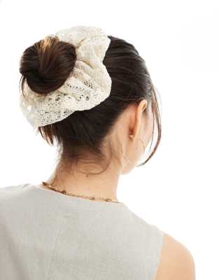 DesignB London crochet hair scrunchie in beige-Neutral