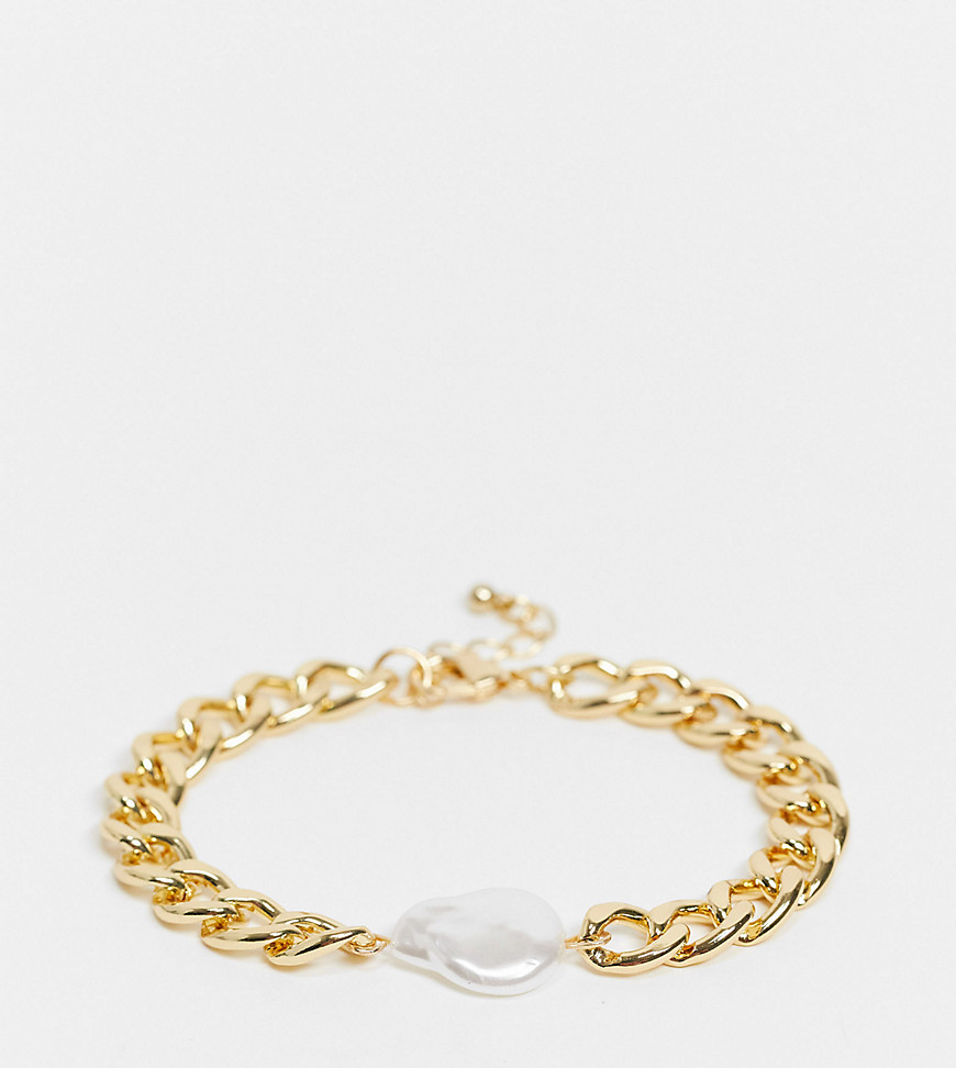 DesignB London Curve - Chunky kædearmbånd med perlevedhæng i guld