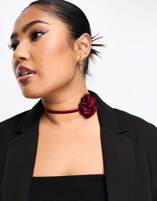 DesignB London Curve – Ciemnoczerwony naszyjnik choker ze wstawką w kształcie róży
