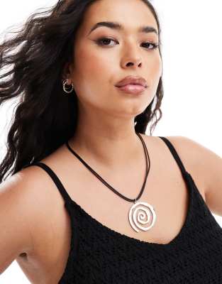 DesignB London Curve cord necklace with swirl pendant in silver φωτογραφία