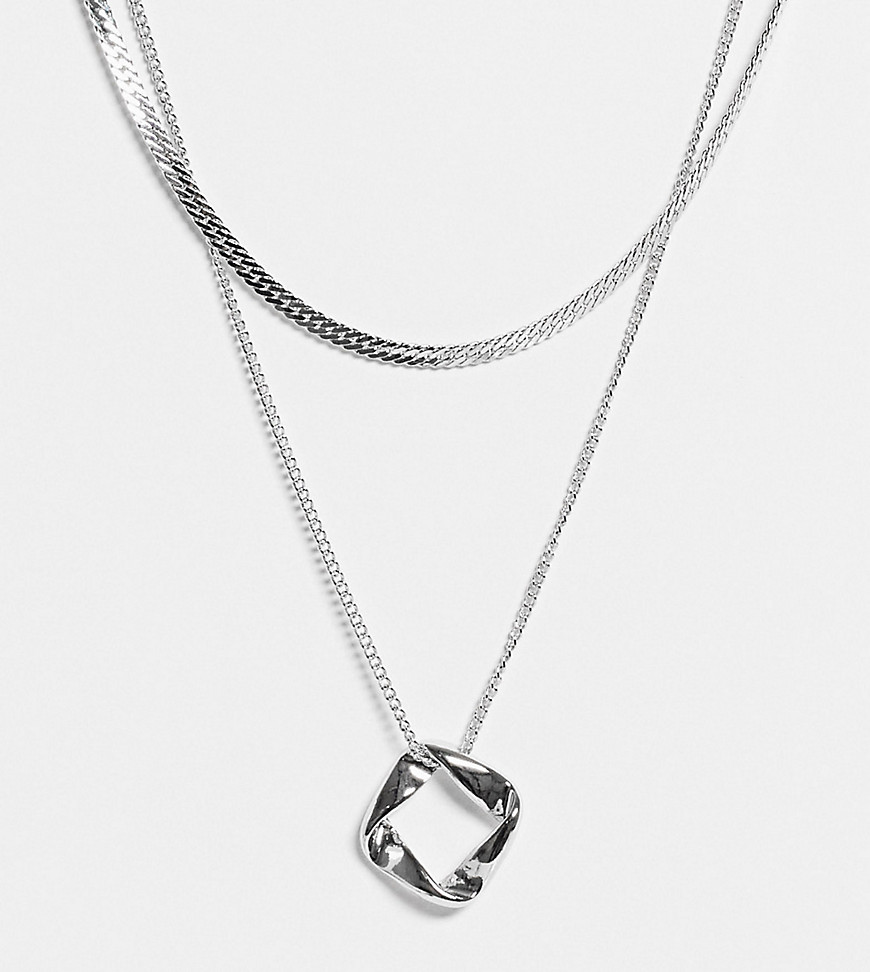 DesignB London Curve – Silverfärgat halsband i flera rader med platt kedja och cirkelhänge