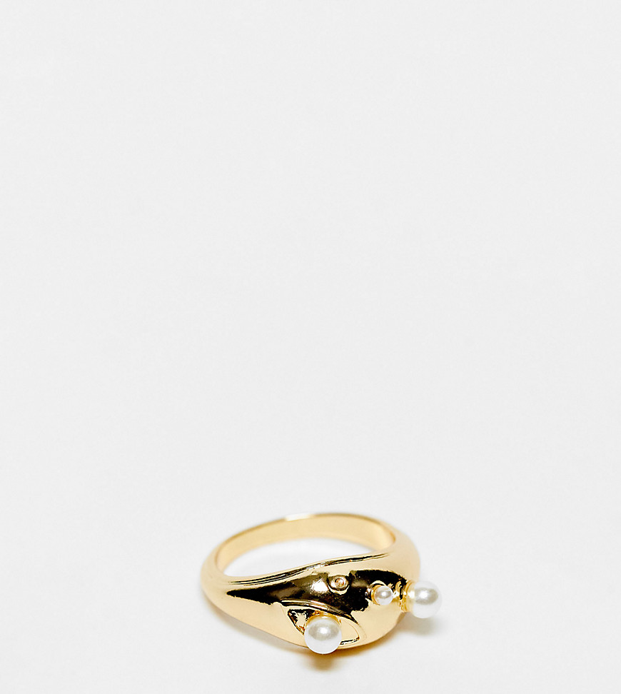 DesignB London Curve statement ring with pearl detail in gold