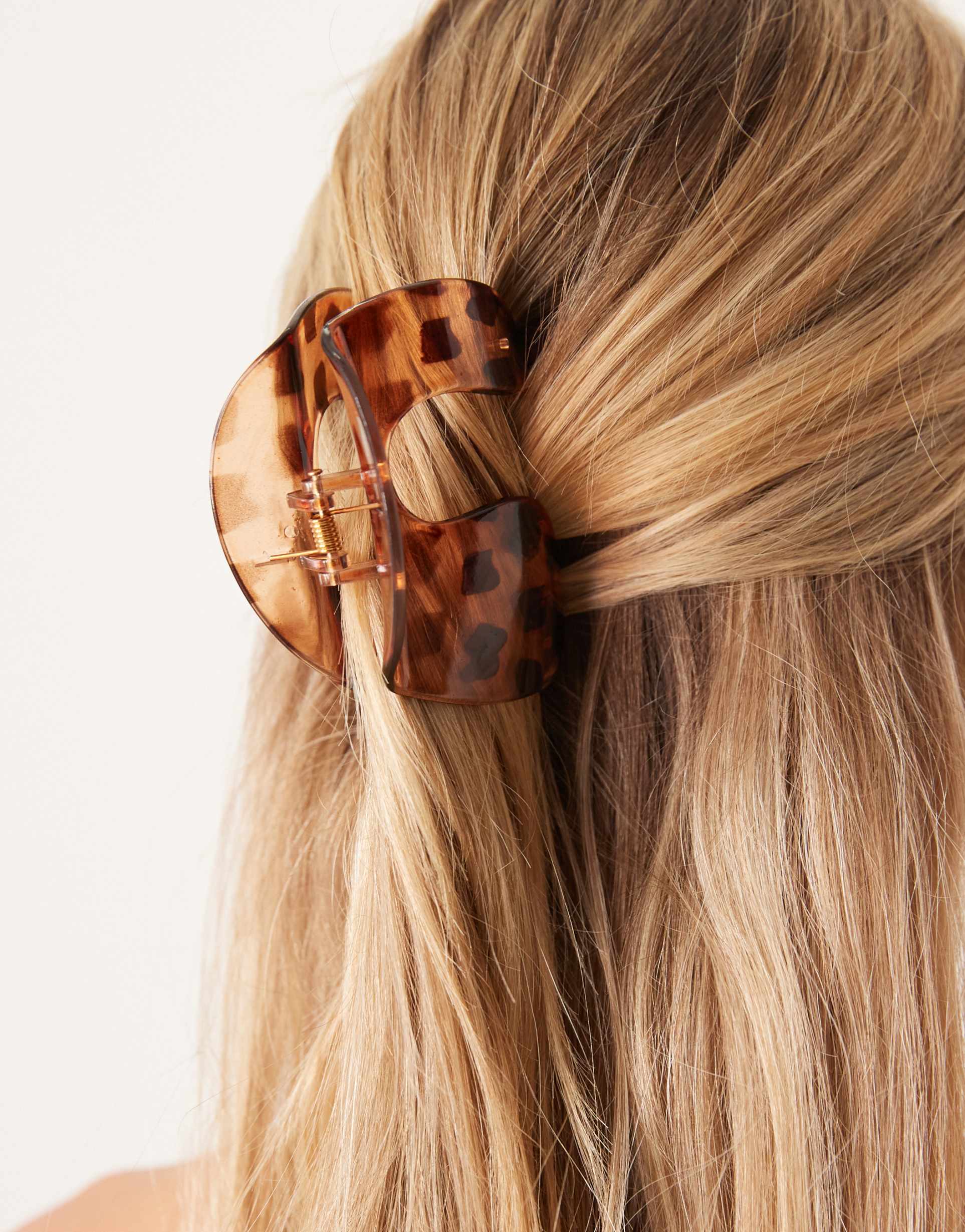 designb london curved hair claw clip in brown animal print