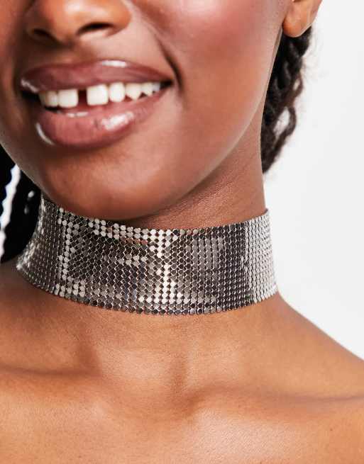 DesignB London – Dicke, silberfarbene Choker-Halskette mit Pailletten