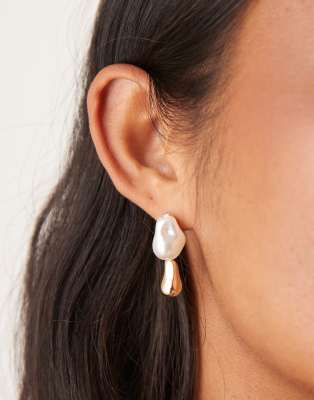 drop earrings in faux pearl and gold tone