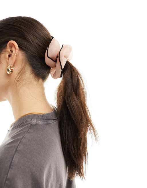 DesignB London - Elastico per capelli oversize in organza color talpa con cuciture a contrasto  