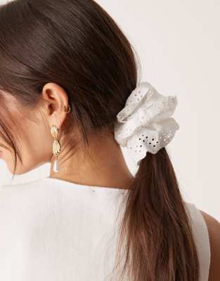 eyelet scrunchie in white
