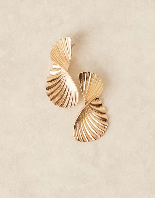 DesignB London fanned statement stud earrings in gold, 2 of 3