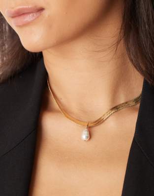 DesignB London flat snake chain necklace with pearl charm in gold