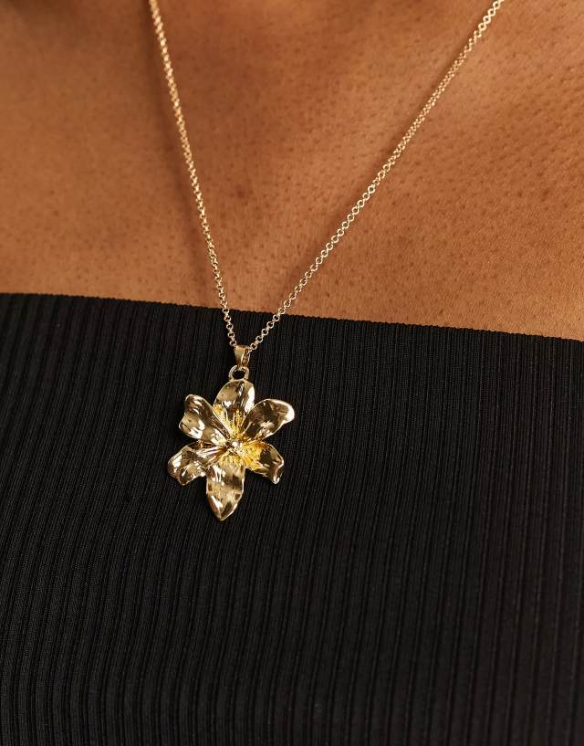 DesignB London flower pendant necklace in gold