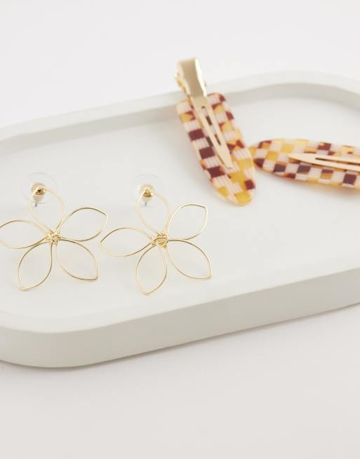 DesignB London flower stud earrings in gold, 2 of 4
