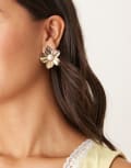 [DesignB London] DesignB London flower stud earrings in pearl and gold No Size GOLD